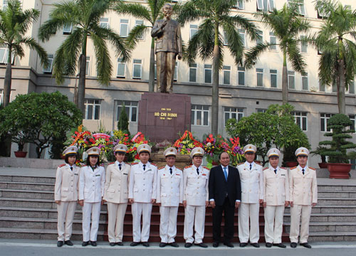 Phó Thủ tướng Nguyễn Xuân Phúc chụp ảnh lưu niệm cùng các thầy cô giáo Học viện CSND